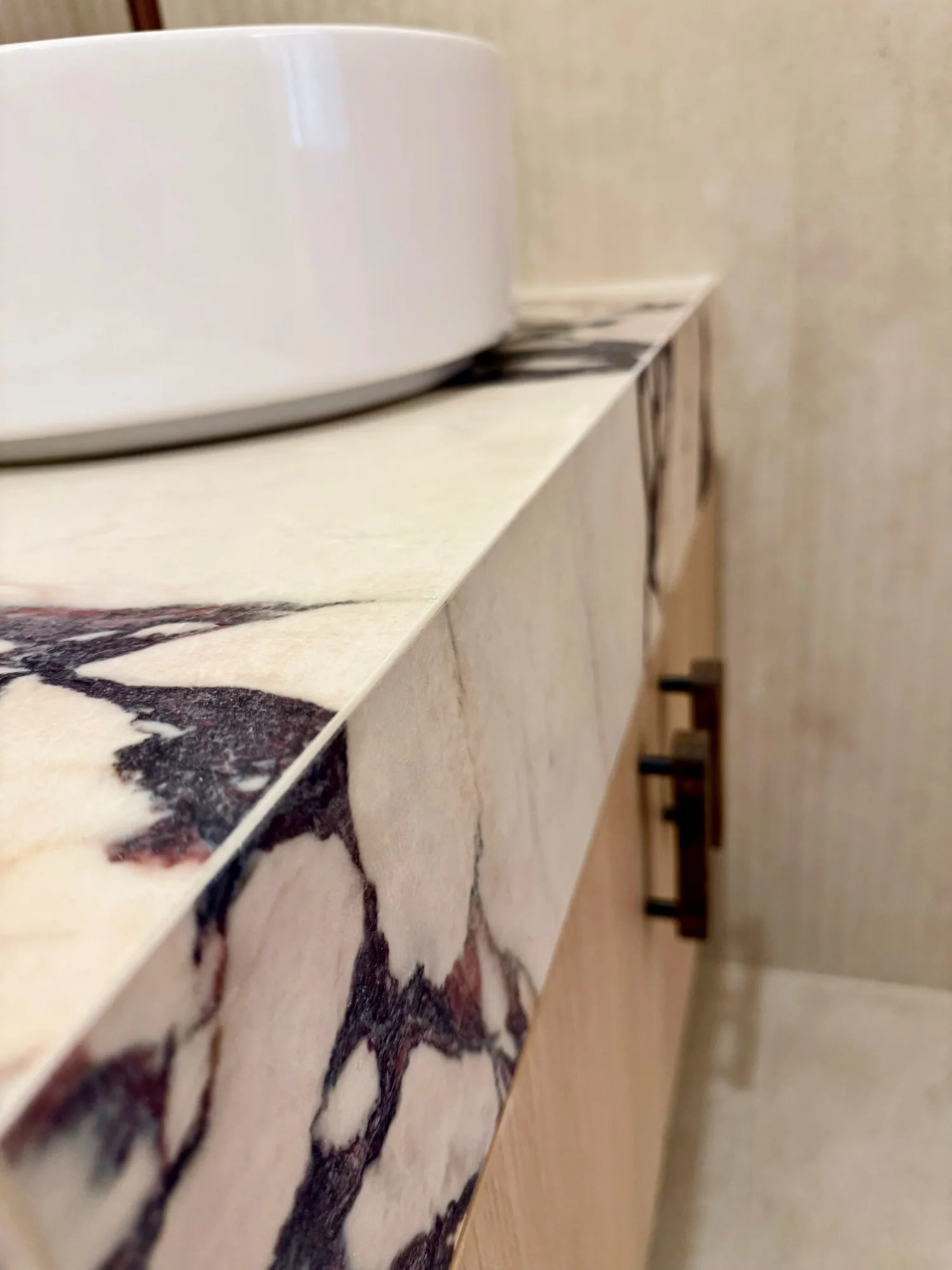 Mitred edge on a marble-effect vanity
