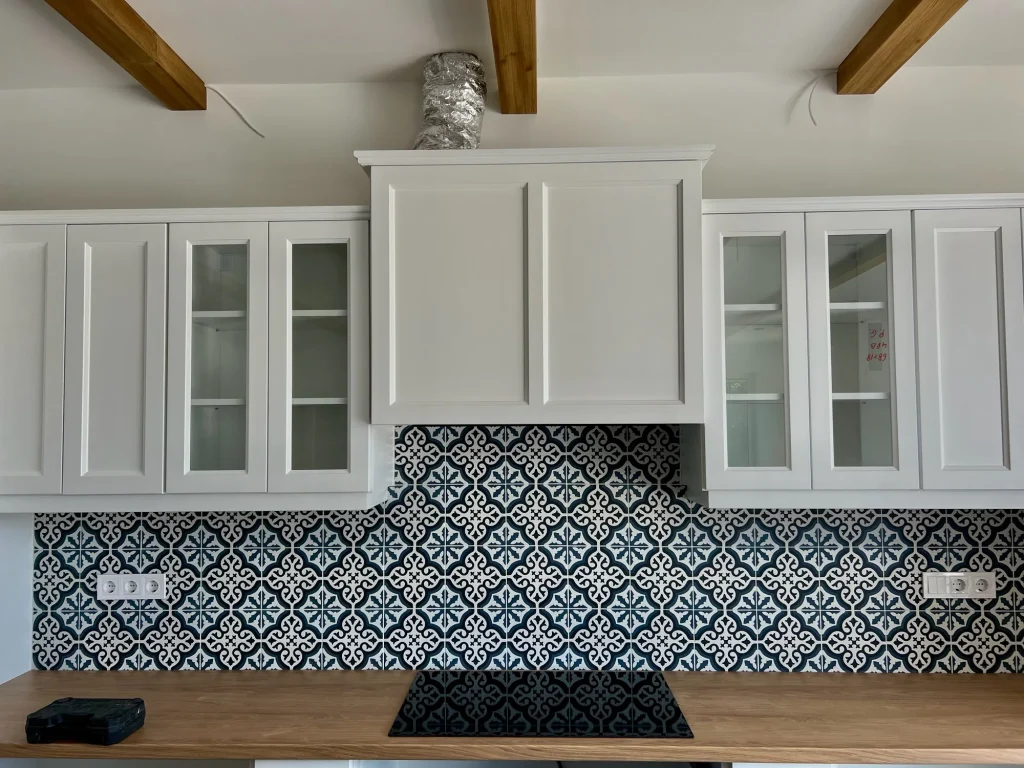 Black-and-white patterned kitchen splashback